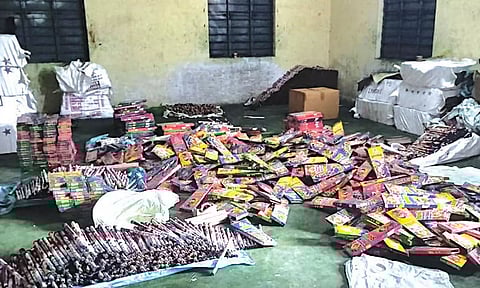 குடியிருப்பு பகுதியில் சட்டவிரோதமாக பட்டாசுகள் தயாரிப்பு: ரூ.5 லட்சம் பட்டாசு பறிமுதல்- 3 பேர் மீது வழக்கு