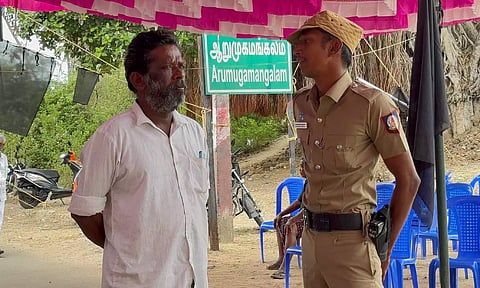 காதல் விவகாரத்தில் கொலை செய்யப்பட்ட கவின் தந்தைக்கு துப்பாக்கி ஏந்திய போலீஸ் பாதுகாப்பு