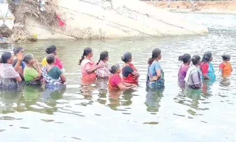 கொள்ளிடம் ஆற்றுக்குள் இறங்கி விவசாயிகள் போராட்டம்
