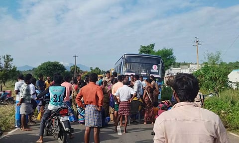 ஏரியூர் அருகே குடிநீர் கேட்டு கிராம மக்கள் சாலை மறியல்