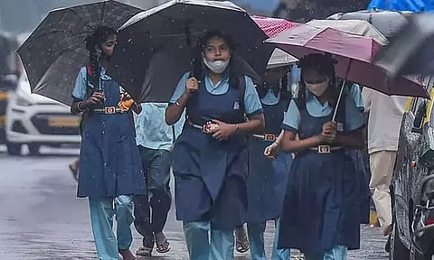 ரெட் அலர்ட் எதிரொலி- நீலகிரி மாவட்டத்தில் நாளை பள்ளிகளுக்கு விடுமுறை