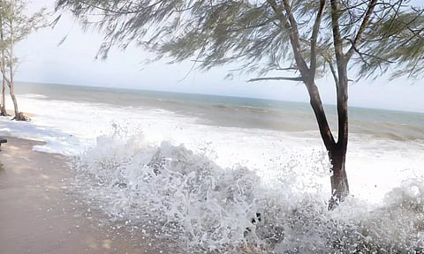 &nbsp;லெமூர் கடற்கரையில் அலைகள் ஆக்ரோஷமாக அடித்த காட்சி.