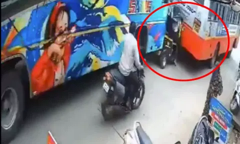 2 பேருந்துகளுக்கு இடையே சிக்கி நசுங்கிய ஆட்டோ - அதிர்ச்சி சிசிடிவி வீடியோ