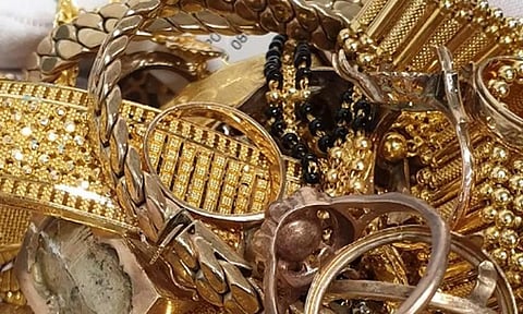 மதுரை நகை வியாபாரியிடம் 1.5 கிலோ தங்க நகைகள் கொள்ளை- மர்ம நபர்களுக்கு வலைவீச்சு