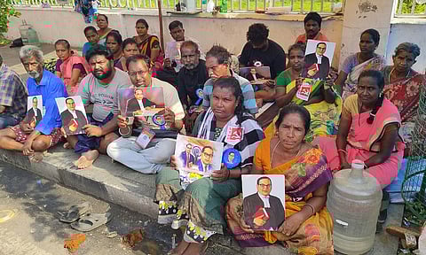 சென்னையில் தேங்கி கிடக்கும் குப்பைகள்: 5-வது நாளாக நீடிக்கும் தூய்மை பணியாளர்கள் போராட்டம்