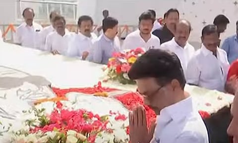 7-ம் ஆண்டு நினைவு நாள்- கலைஞர் நினைவிடத்தில் மு.க.ஸ்டாலின் மரியாதை