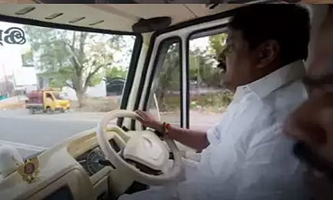 எம்.ஜி.ஆர். கார் எண்ணில் பிரசார வாகனம்: உற்சாகமாக ஓட்டிப் பார்த்த நயினார் நாகேந்திரன்