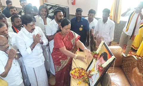 3 நாள் சுற்றுப்பயணம்: ஓசூரில் தே.மு.தி.க. பூத் கமிட்டி நிர்வாகிகளுடன் பிரேமலதா ஆலோசனை