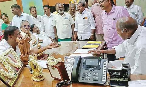 முதலமைச்சர் ரங்கசாமியுடன் பி.ஆர்.டி.சி. ஊழியர்கள் பேச்சுவார்த்தையில் ஈடுபட்ட காட்சி.