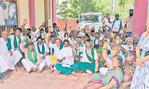 திருச்சியில் சப்-கலெக்டர் அலுவலகத்தை பூட்டி விவசாயிகள் திடீர் போராட்டம்