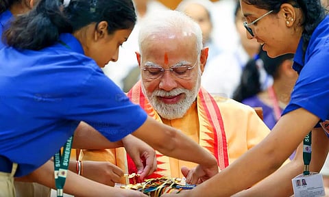 பள்ளி குழந்தைகளுடன் ரக்ஷா பந்தன் பண்டிகையை கொண்டாடினார் பிரதமர் மோடி