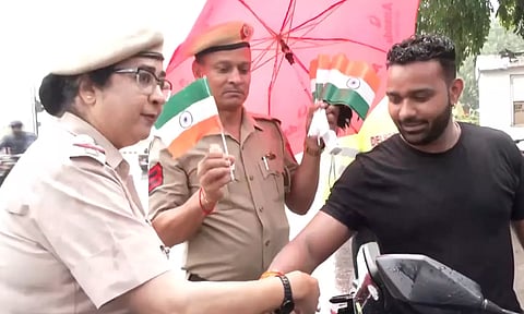 போக்குவரத்து விதிகளை மீறியவர்களுக்கு ராக்கி கயிறு கட்டிய பெண் போலீசார்