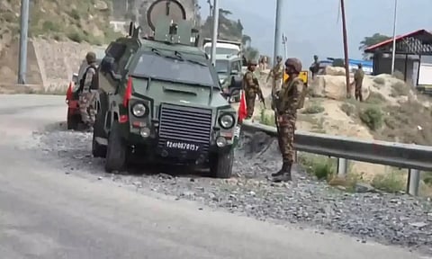 காஷ்மீரில் பாதுகாப்பு படையினர் - பயங்கரவாதிகள் துப்பாக்கி சண்டை