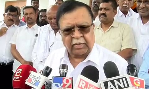 வாக்காளர் முறைகேடு: சொந்த கட்சியை விமர்சித்த கர்நாடக அமைச்சர் ராஜினாமா