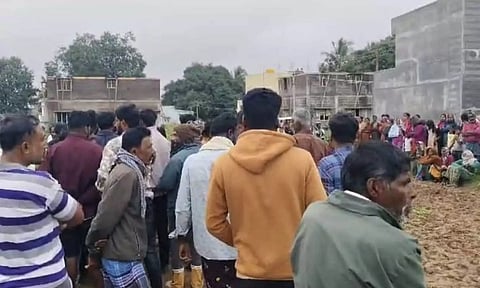 காட்டு யானை தாக்கி விவசாயி உயிரிழப்பு- உடலை எடுக்க விடாமல் உறவினர்கள் திரண்டதால் பரபரப்பு