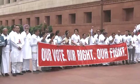 பீகார் வாக்காளர் பட்டியல் திருத்தம்: பாராளுமன்றத்தில் இந்தியா கூட்டணி எம்.பி.க்கள் போராட்டம்