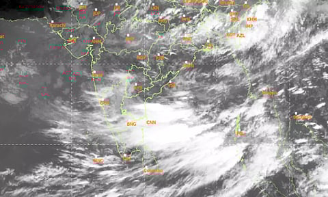 நாளை உருவாகும் காற்றழுத்த தாழ்வுப் பகுதி- மீனவர்கள் கடலுக்கு செல்லவேண்டாம் என எச்சரிக்கை