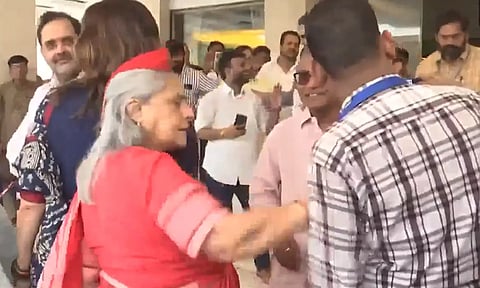 செல்பி எடுக்க முயன்றவரை தள்ளிவிட்ட ஜெயா பச்சன்: வைரலாகும் வீடியோ