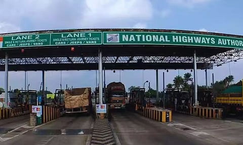 சுங்கசாவடியில் வாகனங்களுக்கு ரூ.3 ஆயிரம் கட்டணத்தில் ஓராண்டுக்கான பாஸ்- நாளை முதல் அமல்