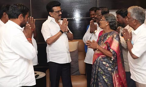 முதலமைச்சர் மு.க.ஸ்டாலினை நேரில் சந்தித்து நன்றி தெரிவித்த தூய்மைப் பணியாளர்கள்