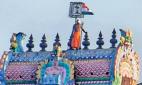 தேசியக் கொடியுடன் கோவில் கோபுரத்தில் ஏறி சமூக ஆர்வலர் திடீர் போராட்டம்