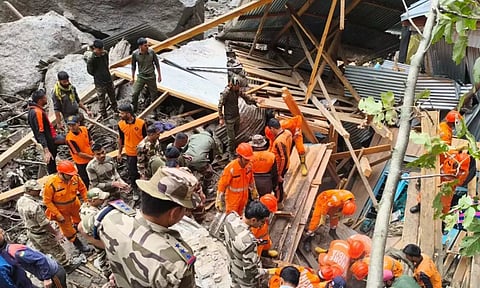 ஜம்மு காஷ்மீர் நிலச்சரிவில் 60 பேர் பலி - இடிபாடுகளுக்குள் 500 முதல் 1000 பேர் சிக்கியுள்ளதாக அச்சம்