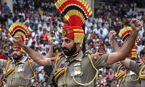 VIDEO: வாகா எல்லையில் களைகட்டிய கொடியிறக்க நிகழ்ச்சி.. ஆயிரக்கணக்கானோர் பங்கேற்பு!