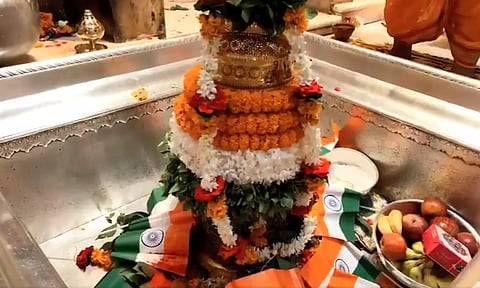 காசி விஸ்வநாதருக்கு தேசிய கொடி வண்ணத்தில் சிறப்பு அலங்காரம்