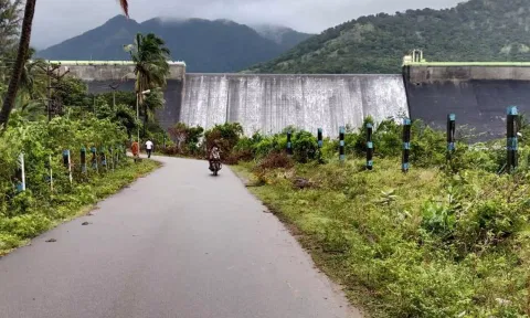 அடவிநயினார் அணை நிரம்பி வழியும் காட்சி.