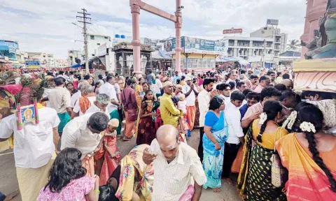இன்று ஆடிக்கிருத்திகை: பழனி முருகன் கோவிலில் காவடியுடன் குவிந்த பக்தர்கள்