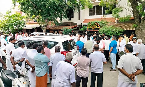 ED சோதனை- அமைச்சர் ஐ.பெரியசாமி, செந்தில்குமார் எம்.எல்.ஏ. வீடுகள் முன்பு குவிந்த தி.மு.க. தொண்டர்கள்