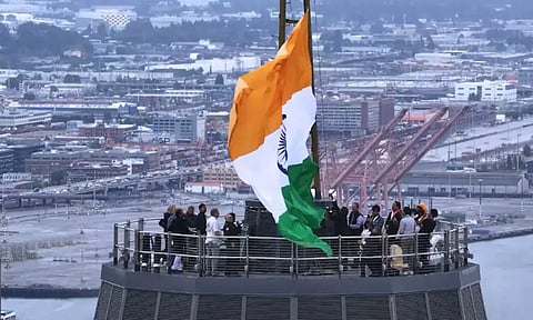 அமெரிக்காவில் முதல் முறை: 605 அடி உயர கோபுரத்தில் பறந்த இந்திய தேசிய கொடி