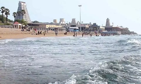 திருச்செந்தூர் கடலில் குளிக்கும் போது பாறைகளில் மோதி பக்தர்களுக்கு எலும்பு முறிவு