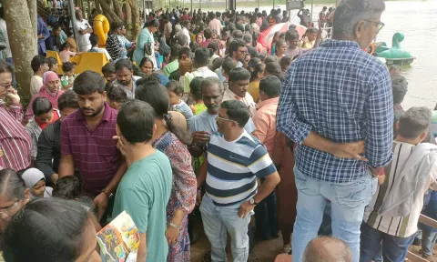 ஏற்காடு படகு இல்லத்தில் குவிந்த சுற்றுலா பயணிகள்.