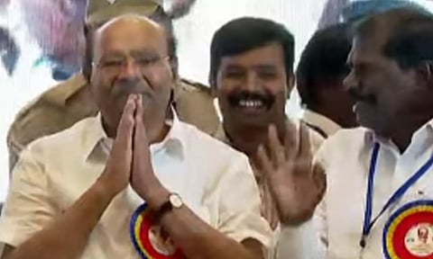 பா.ம.க.வின் தலைவராக ராமதாஸ் தொடர்வார்- பொதுக்குழுவில் தீர்மானம் நிறைவேற்றம்