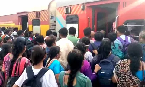 சென்னை திரும்ப நெல்லை ரெயிலில் அலைமோதிய பயணிகள் கூட்டம்