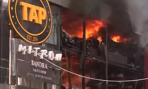 டெல்லி Electronics ஷோரூமில் பயங்கர தீவிபத்து.. உள்ளே சிக்கிய 4 பேர் உயிரிழப்பு