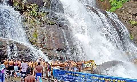 குற்றாலத்தில் அனைத்து அருவிகளிலும் சுற்றுலா பயணிகள் குளிக்க அனுமதி