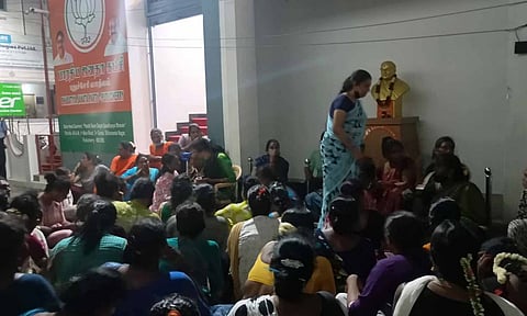 புதுச்சேரியில் பா.ஜ.க. அலுவலகத்தை முற்றுகையிட்ட திருநங்கைகள்