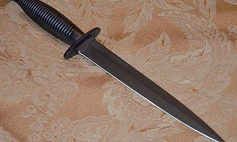 புத்தகப்பையில் கத்தியை மறைத்து வகுப்பறைக்கு கொண்டுவந்த மாணவர்- காரணத்தை கேட்ட ஆசிரியர்கள் அதிர்ச்சி