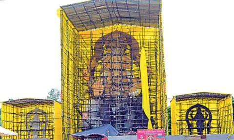 விஜயவாடாவில் களிமண்ணால் செய்யப்பட்ட 72 அடி உயர மகா கணபதி சிலை