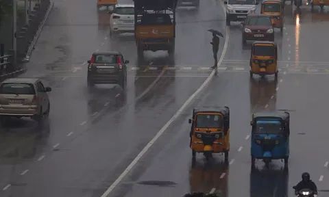 சென்னையில் நள்ளிரவு முதல் வெளுத்து வாங்கும் கனமழை