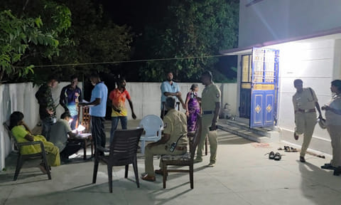 கொள்ளை நடந்த வீட்டில் போலீசார் விசாரணை மேற்கொண்ட காட்சி