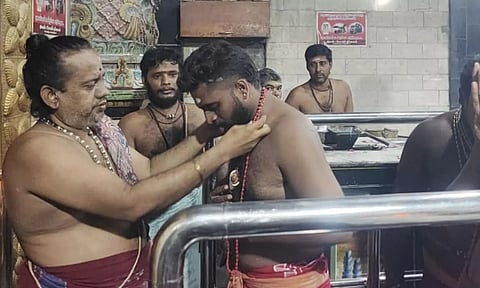 குலசேகரன்பட்டினம் தசரா திருவிழா- 41 நாட்கள் விரதம் இருக்கும் பக்தர்கள் மாலை அணிந்தனர்