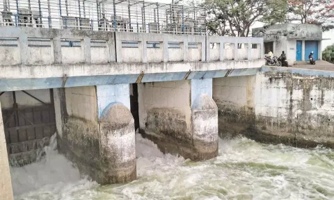 வீராணம் ஏரி மீண்டும் நிரம்பியது- உபரி நீர் வெளியேற்றம்