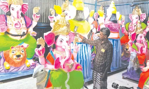மரவள்ளிக்கிழங்கால் தயார் செய்யப்படும் விநாயகர் சிலைகள்