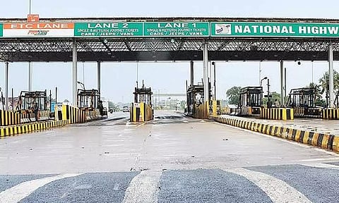 சுங்கச்சாவடி மீது பயங்கரமாக மோதிய கண்டெய்னர் லாரி: அதிர்ஷ்டவசமாக உயிர் தப்பிய ஊழியர்