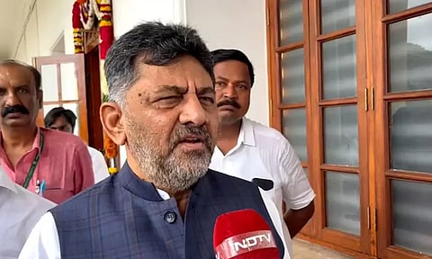 ஆர்.எஸ்.எஸ் பாடலை பாடி சர்ச்சை எழுந்ததால் மன்னிப்பு கோரிய டி.கே.சிவக்குமார்