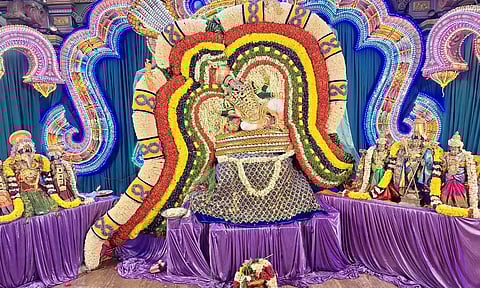 சதுர்த்தி விழா கோலாகலம்: தங்க கவசத்தில் ஜொலித்த புதுச்சேரி மணக்குள விநாயகர்