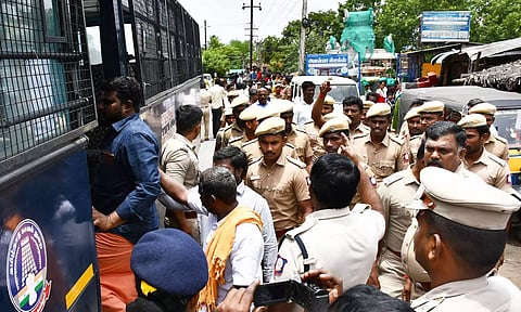 அனுமதியின்றி விநாயகர் சிலை வைத்த இந்து முன்னணியினர் 40 பேர் கைது